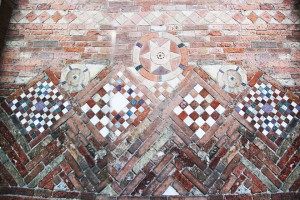 Dall'album Il Sacro spezzato. Mosaico nella chiesa di Santo Stefano a Bologna